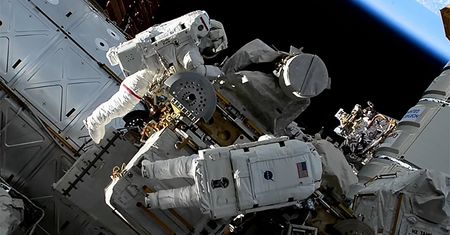 Na nocnym niebie pojawił się nowy obiekt. To przedmiot zgubiony przez astronautki