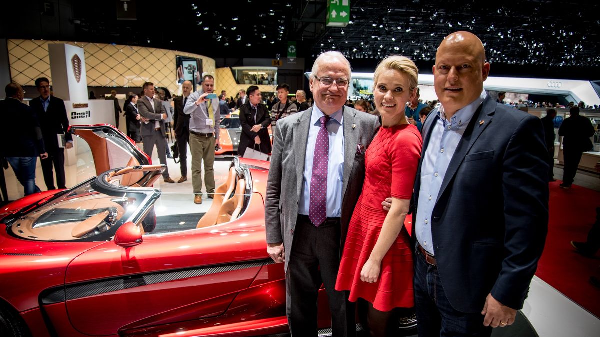 Christian von Koenigsegg wraz z żoną Halldorą i ojcem Jesko (fot. Koenigsegg)