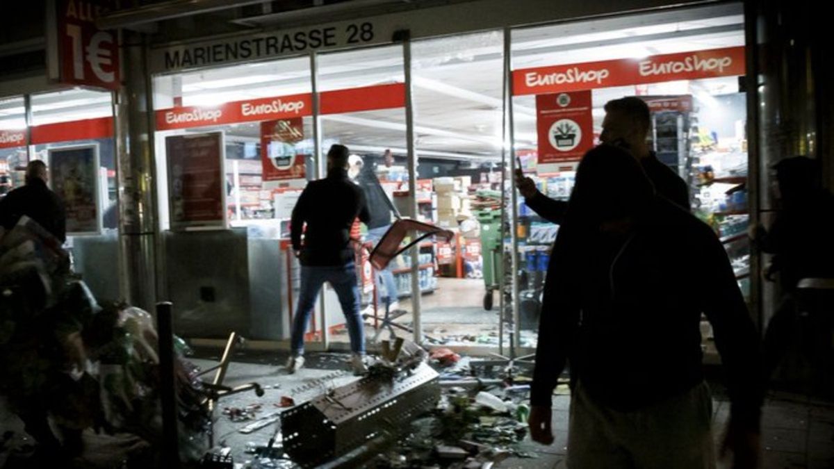 Nocne zamieszki w Niemczech. Sytuacja "całkowicie poza kontrolą"