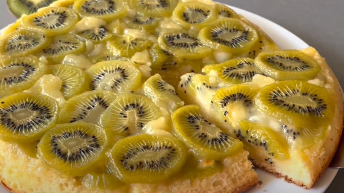 Zalewam kiwi ciastem i wkładam do piekarnika. To najprostszy deser, jaki znam