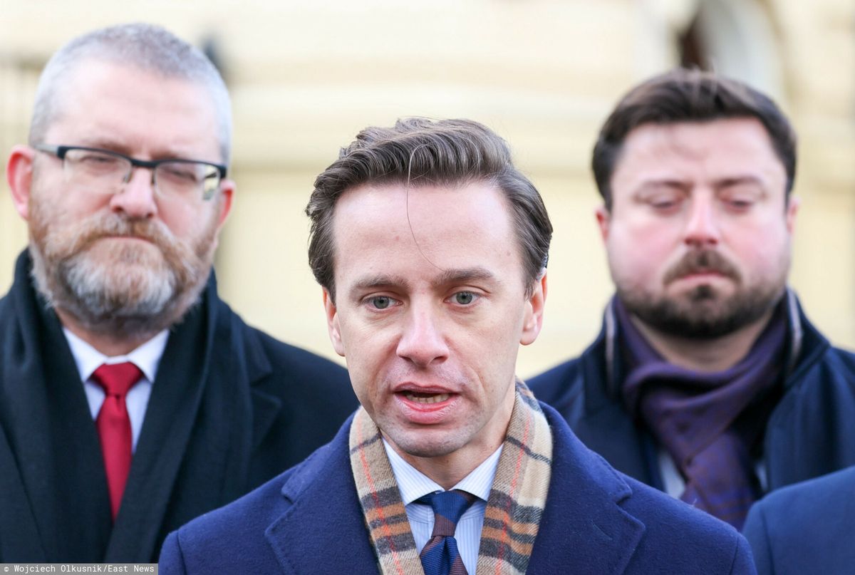Skandal z udziałem Grzegorza Brauna (z lewej) może się odbić na Krzysztofie Bosaku (w środku)