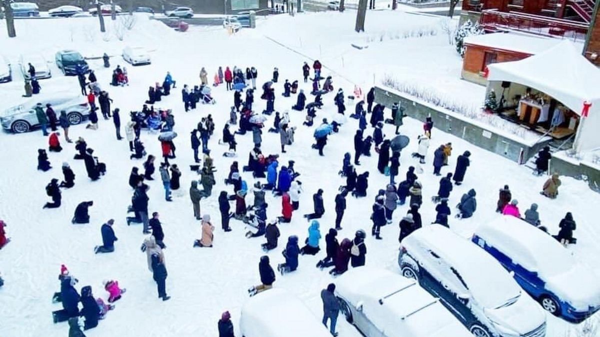 Zdjęcie sprzed kościoła w Kanadzie. 