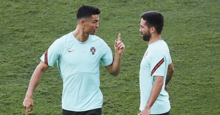 Euro 2020. Ronaldo schował coś za getrą, a internauci to dostrzegli. Zdjęcie robi furorę
