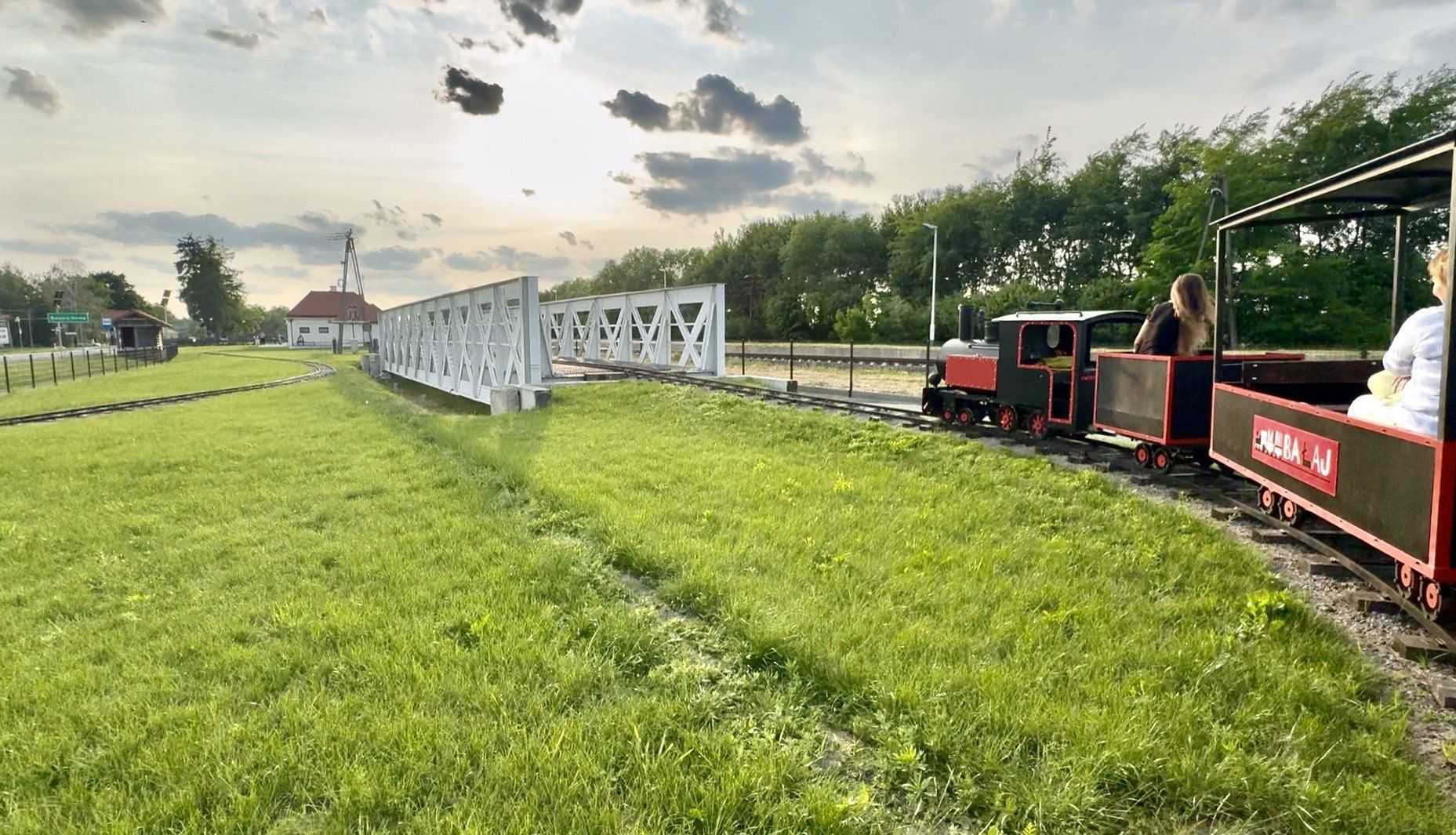 Przejażdżka kolejką sprawi frajdę także dorosłym.