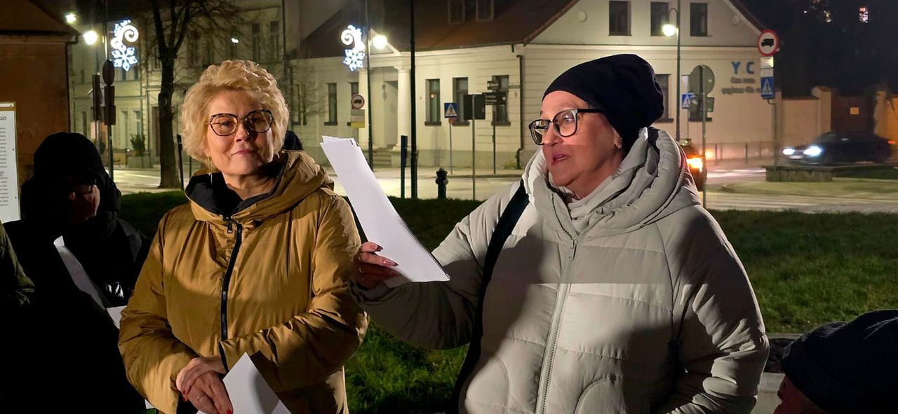 Happening Urodzinowy Władysława Broniewskiego w Płocku. Poezja poety zabrzmiała pod pomnikiem