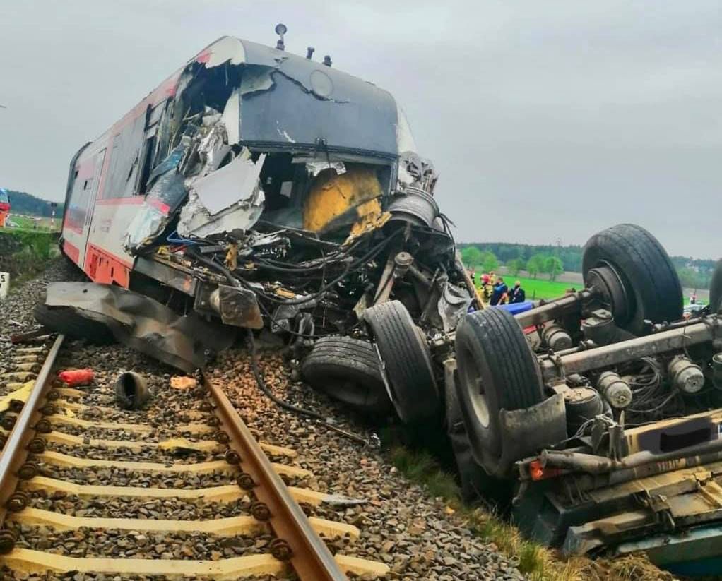 Bolechowo. Ciężarówka zderzyła się z szynobusem. Przełamała się na pół