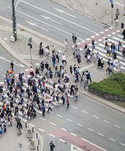 Serdeczni czy zazdrośni? Jak naprawdę widzą się Polacy