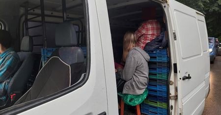 Wracali ze zbioru malin. 7 osób na skrzynkach i taboretach jechało busem na dwie osoby