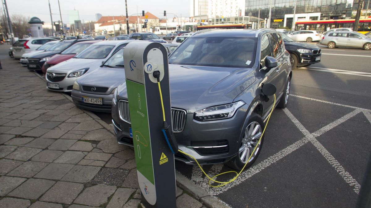 Tankowanie samochodu elektrycznego
Fot. Wojciech Olkusnik/East News, Warszawa, 23.11.2016. Pl. Bankowy. Tankowanie samochodu elektrycznego.
wojciech olkusnik
