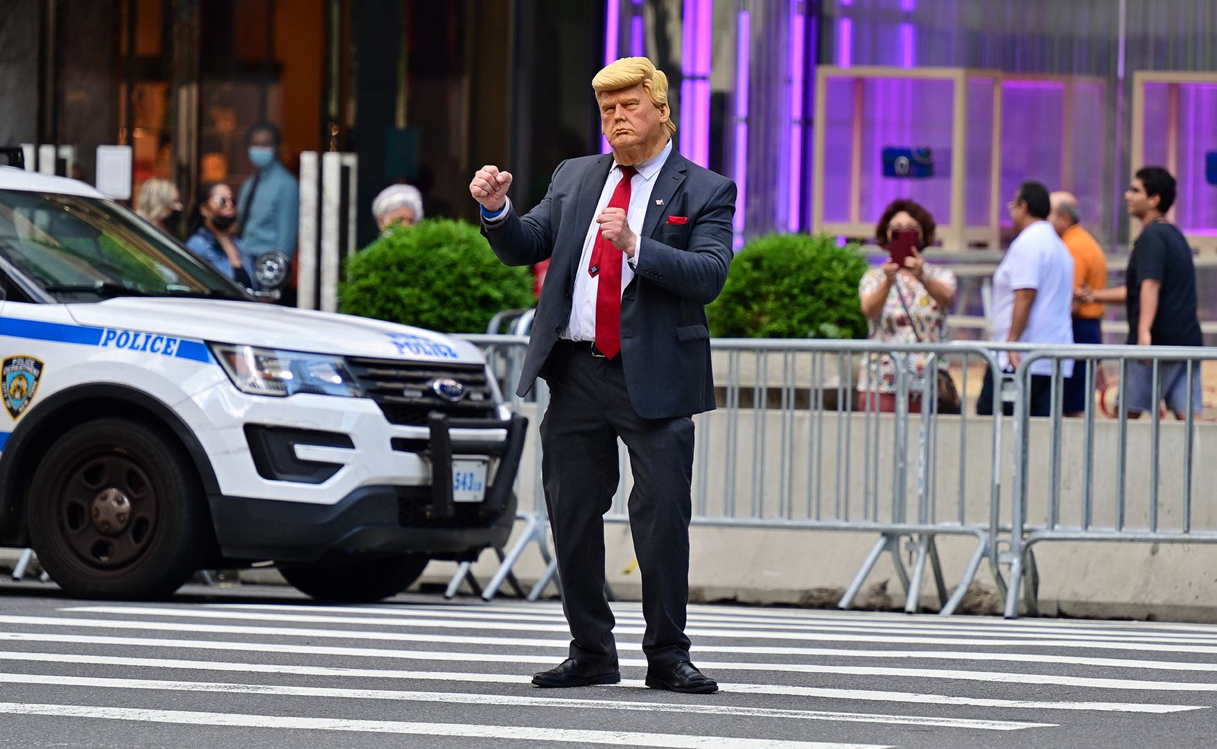 Człowiek przebrany za Donalda Trumpa podcza obchodów Dnia Niepodległości USA w 2021 roku.
