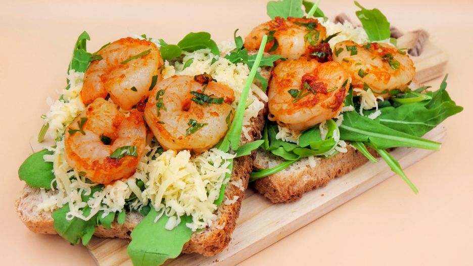 Rozłóż wszystkie składniki na tostach