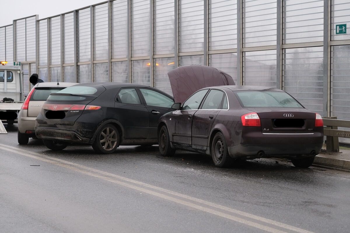 Zderzenie kilku pojazdów na wiadukcie nad S19 w Snopkowie