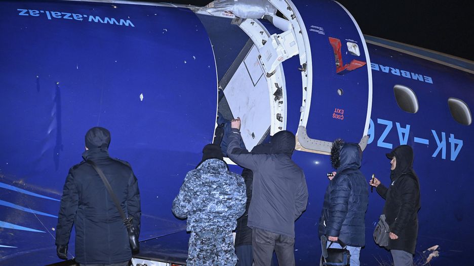 Azerbaijan Airlines passenger plane crashes near Aktau, Kazakhstan
epa11793292 Wreckage of plane passenger plane Embraer ERJ-190AR at the crash site near Aktau, Kazakhstan, 25 December 2024. Azerbaijan Airlines Embraer ERJ-190AR passenger plane flying from Baku to Grozny crashed some three kilometres away from the city of Aktau. According to preliminary information, the incident was caused by a collision between the aircraft and a flock of birds.  EPA/STR 
Dostawca: PAP/EPA.
STR
debris