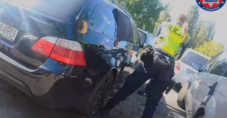 Dramatyczne chwile w Szczecinie. Dziecko zatrzaśnięte w nagrzanym pojeździe