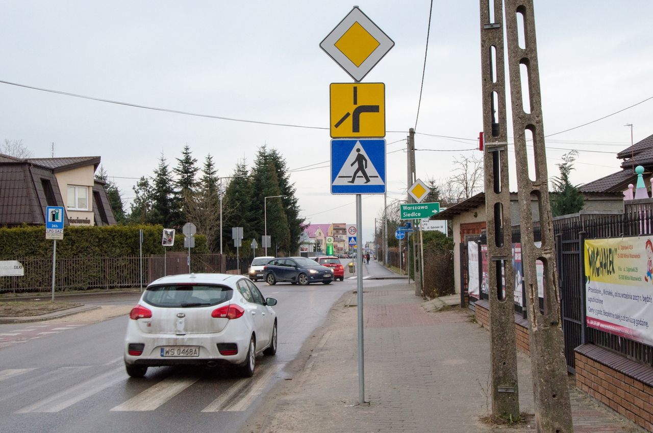 Jak używać kierunkowskazów na skrzyżowaniach z "pierwszeństwem łamanym"?