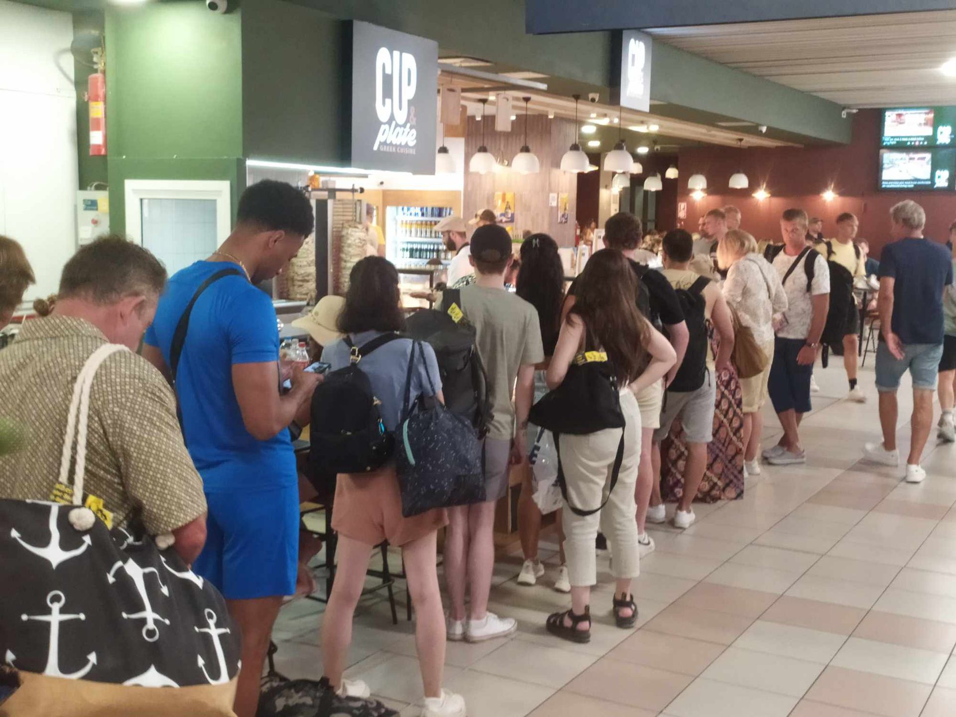 Około 200-osobowa grupa Polaków w oczekiwaniu na powrót z Rodos do Warszawy