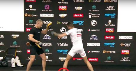 W sieci wrze! Zawalczy w Fame MMA z więzienną bransoletką?