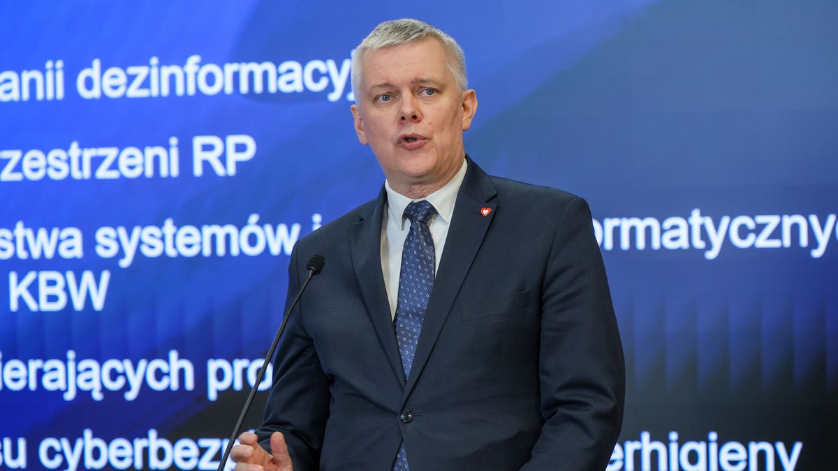 Warszawa, 28.01.2025. Minister spraw wewnętrznych i administracji, koordynator służb specjalnych Tomasz Siemoniak podczas konferencji prasowej w siedzibie Ministerstwa Cyfryzacji w Warszawie, 28 bm. Temat: "Program ochrony wyborów - PARASOL WYBORCZY". (sko) PAP/Rafał Guz