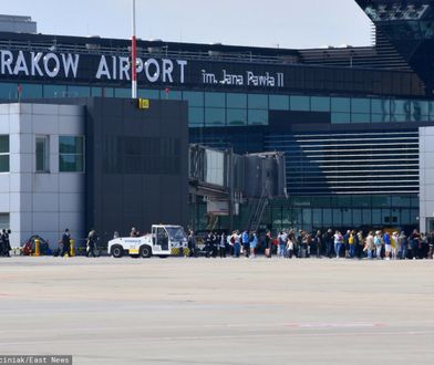 Dym w kabinie samolotu. Pasażerowie ewakuowani