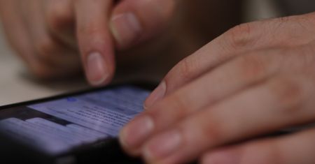 Oszustwa SMS-owe na "zły numer". Podstępna metoda wyłudzenia danych