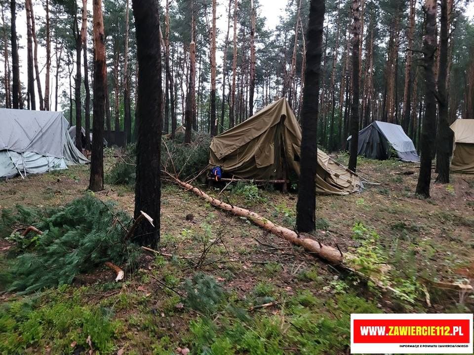 Połamane gałęzie i przewrócone drzewa na terenie obozu w Kostkowicach