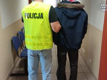 Zatrzymany sprawca zuchwałej kradzieży pierścionka. Łup próbował ukryć w majtkach