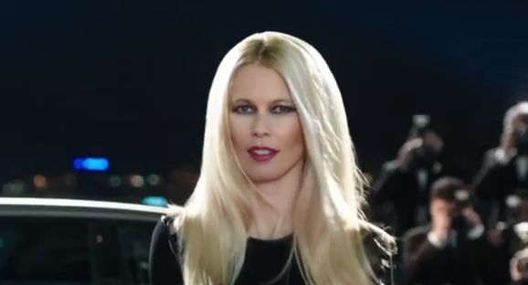 Claudia Schiffer reklamuje Opla Merivę (wideo)