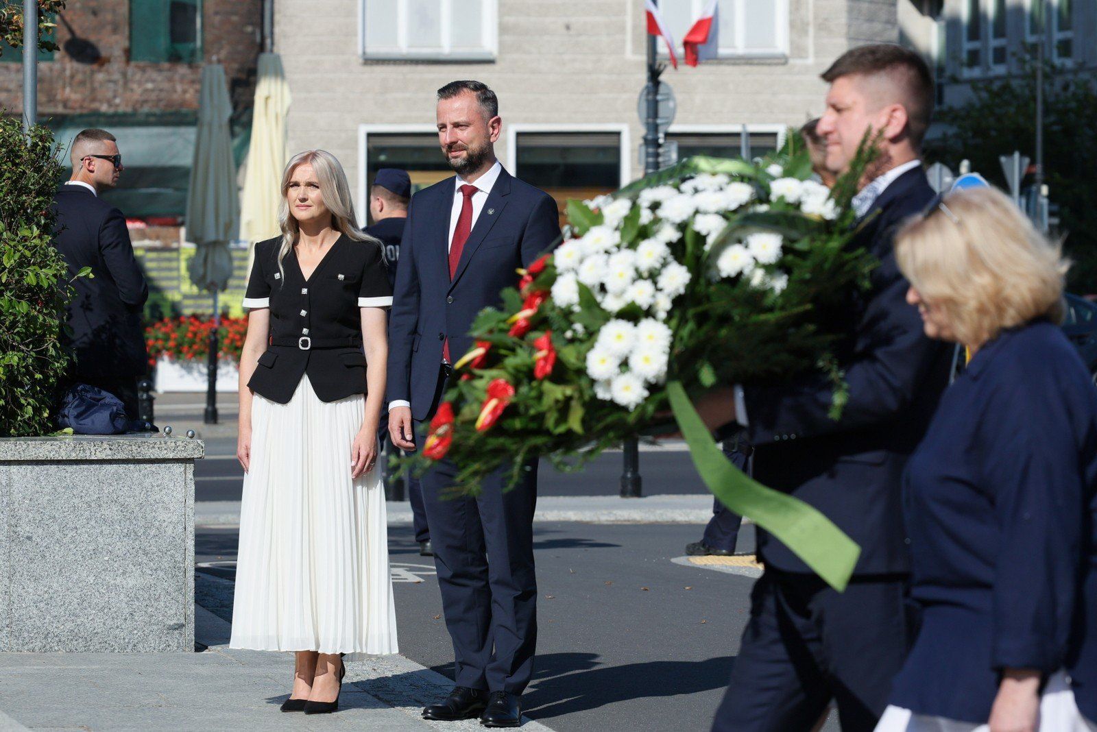 Wicepremier, minister obrony narodowej Władysław Kosiniak-Kamysz z żoną Pauliną Kosiniak-Kamysz podczas uroczystości złożenia kwiatów pod pomnikiem Wincentego Witosa w Warszawie.