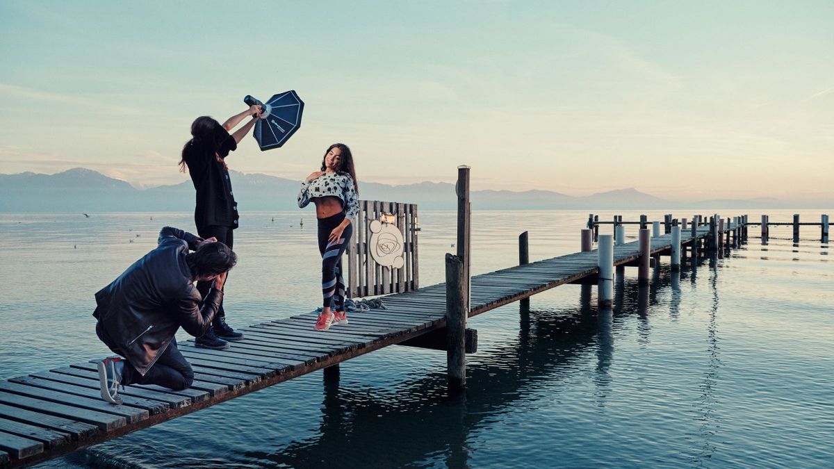 Elinchrom ELM8 to przenośna lampa LED z wbudowanym akumulatorem 1