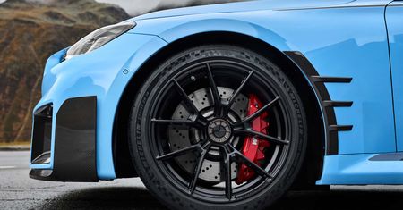 BMW M Sport wprowadza felgi z centralną śrubą. Będzie też więcej carbonu