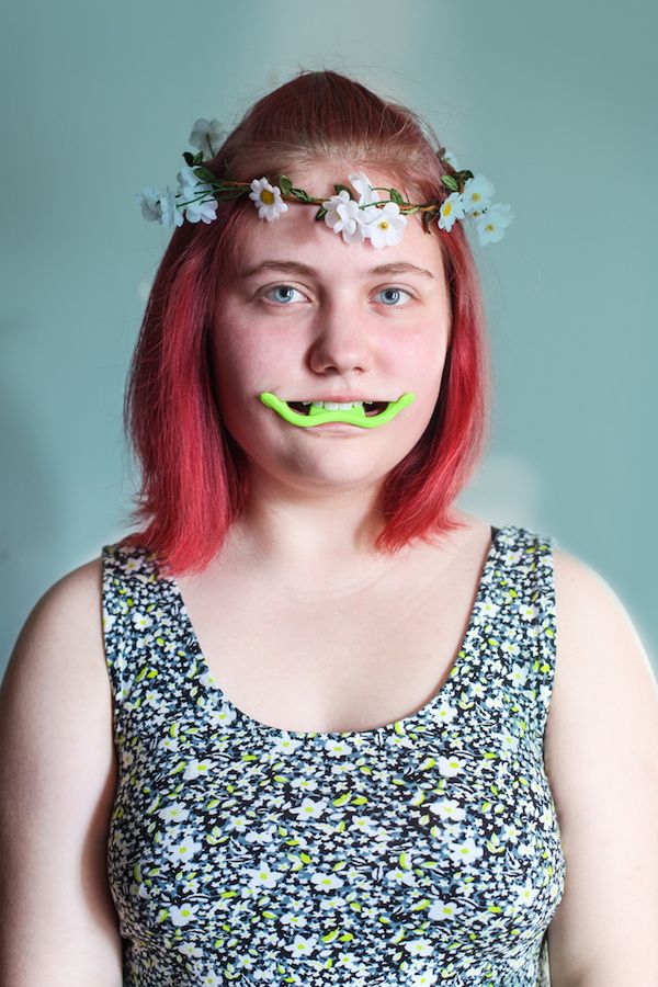 Evija Laivina fotografuje ludzi z dziwnymi ”gadżetami upiększającymi” z eBaya 3