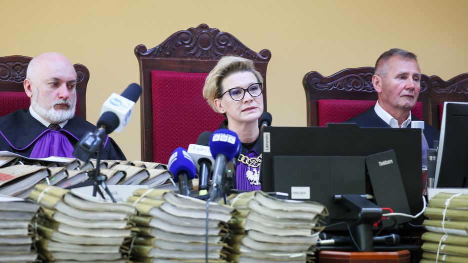 Płock, 18.06.2025. Sędzia Justyna Wawrzyńczak (C) na sali Sądu Okręgowego w Płocku, 18 bm. Sąd Okręgowy w Płocku uniewinnił głównego z pięciu oskarżonych w procesie dotyczącym uprowadzenia i zabójstwa Krzysztofa Olewnika.(amb) PAP/Leszek Szymański