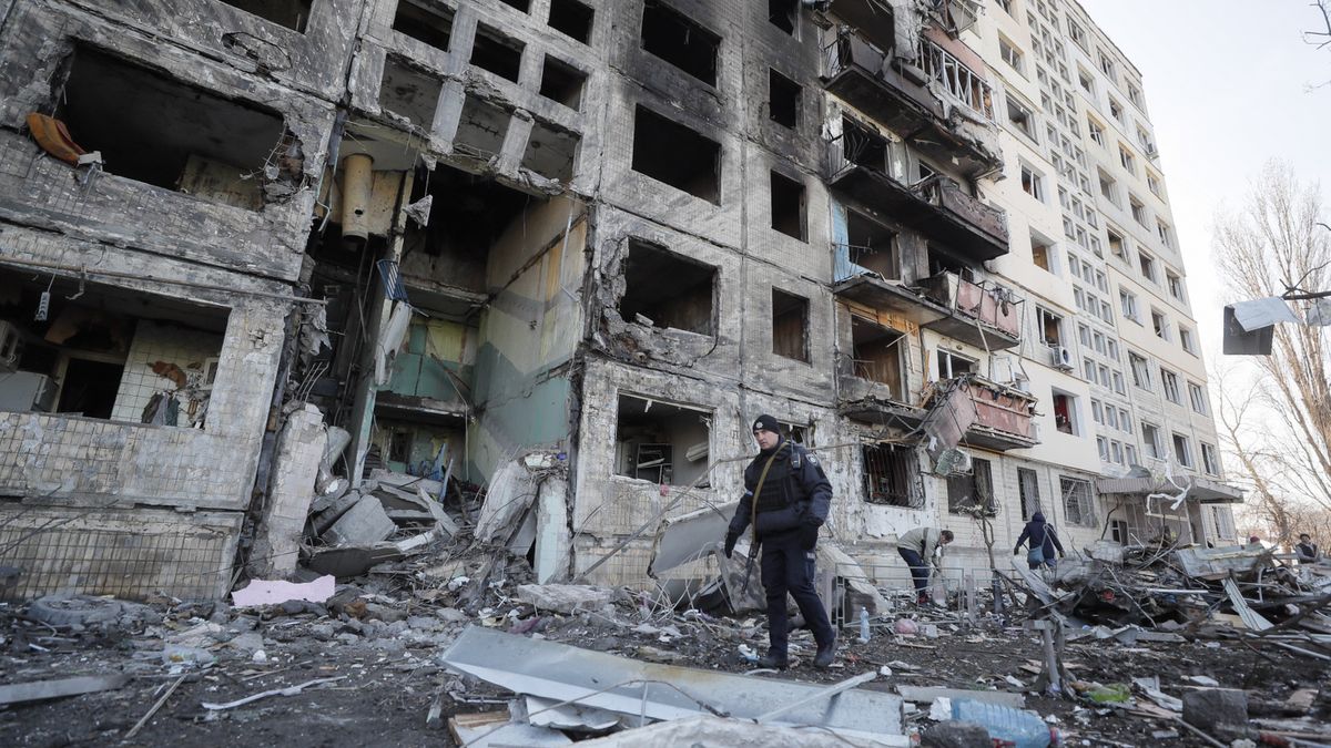 Zniszczony w wyniku rosyjskiego nalotu budynek w Kijowie 