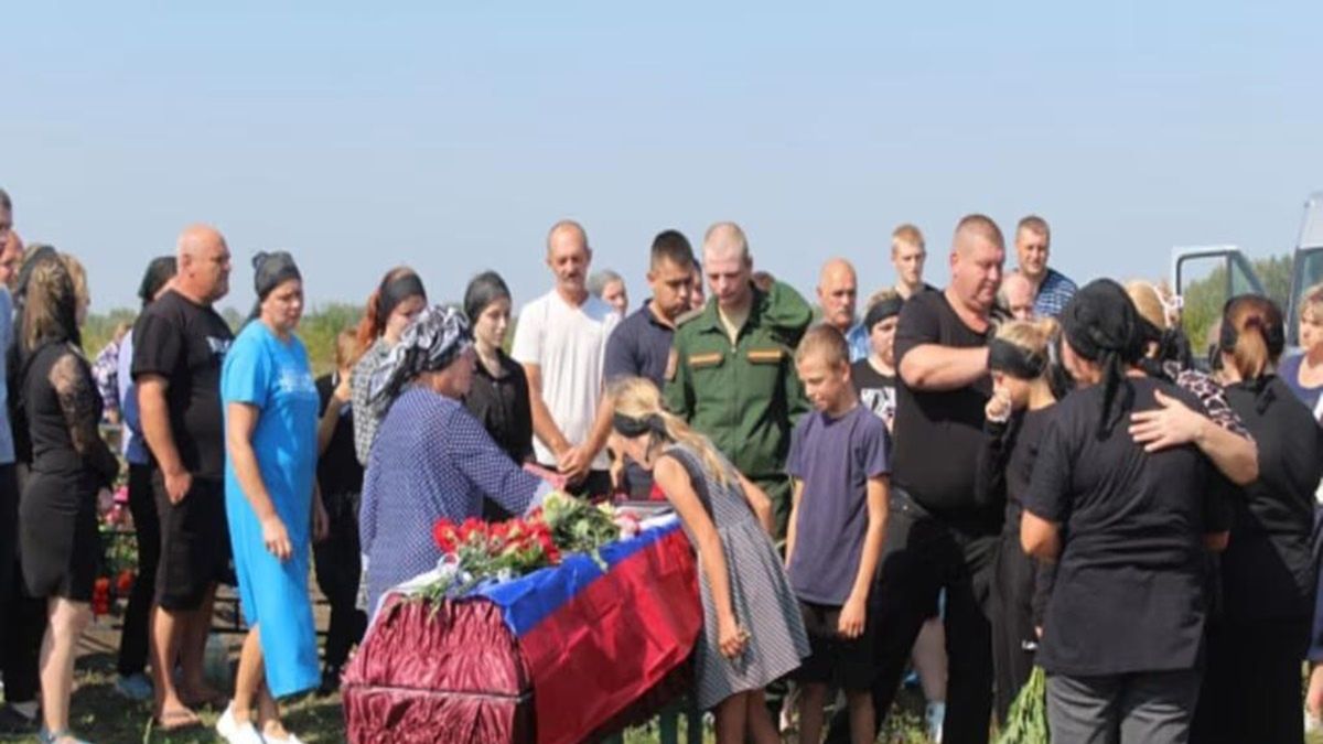 Wieś składała się na pogrzeb poległego żołnierza.