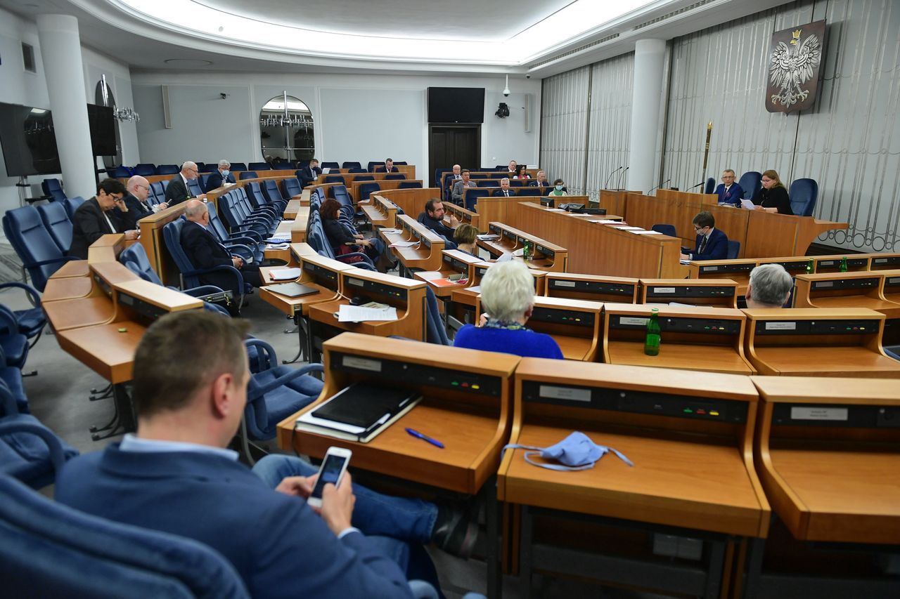 Senat zmienia porządek obrad. Chce przyjąć uchwałę wzywającą do przestrzegania równości obywateli wobec prawa