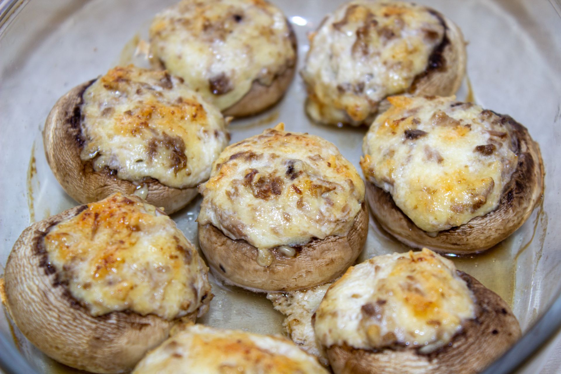 Zamiast faszerować jajka, sięgam po pieczarki. Ze stołu znikają z prędkością światła