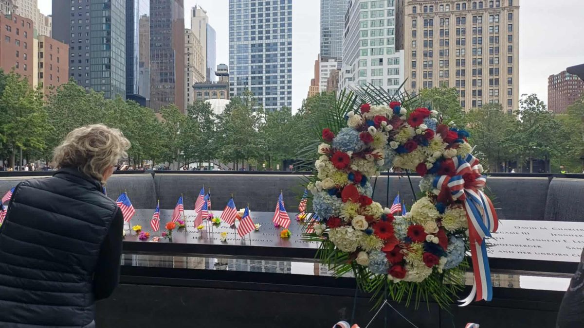 Dziś przy pomniku zobaczyć można wieńce i flagi USA 