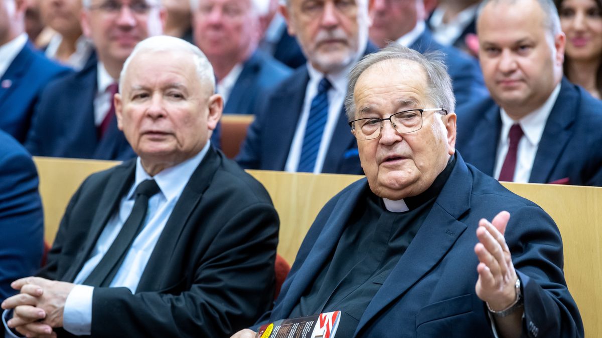 Toruń, 25.06.2022. Prezes PiS Jarosław Kaczyński (L) i o. Tadeusz Rydzyk (P) podczas konferencji "Bezpieczeństwo gospodarcze Polski", 25 bm. na Akademii Kultury Społecznej i Medialnej w Toruniu. (mr) PAP/Tytus Żmijewski