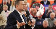 Młody chłopak zadał pytanie na wiecu. Trzaskowski: "Nie śmiej się"