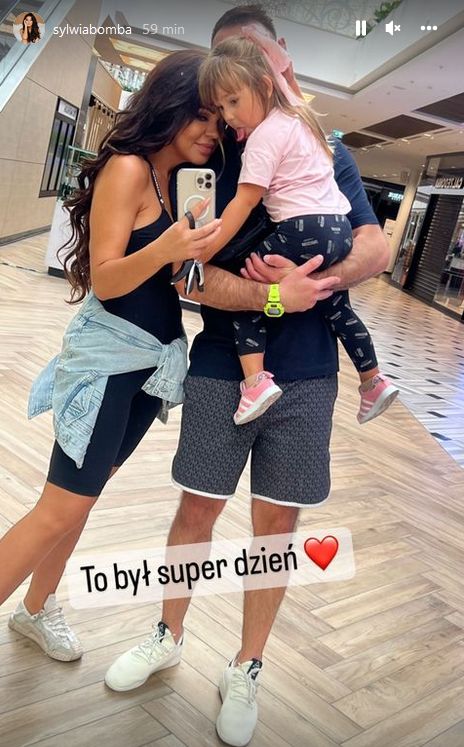 Sylwia Bomba z córką i nowym partnerem