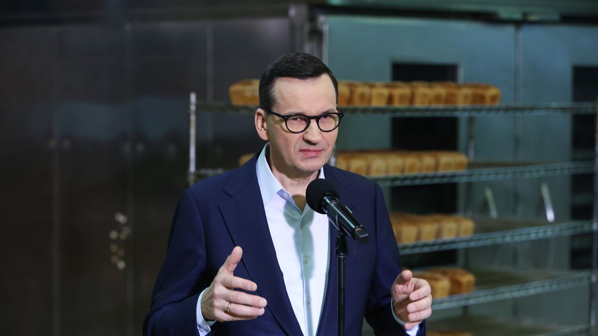 Dąbrówka (woj. mazowieckie), 02.02.2023. Premier Mateusz Morawiecki podczas wizyty w piekarni "Żytnia" w Dąbrówce, 2 bm. (jm) PAP/Rafał Guz