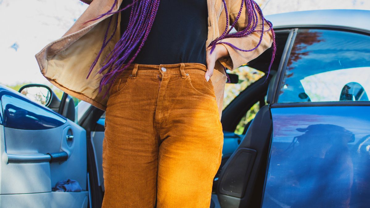 Kobieta stoi przy samochodzie
