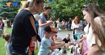Na pikniku rodzinnym w Przedszkolu nr 1 w Skierniewicach bawią się i pomagają