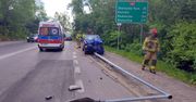 Groźny wypadek. Fiat uderzył w busa i słup oświetleniowy