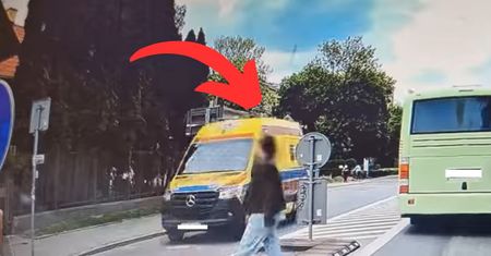 Nagranie z przejścia dla pieszych. Dosłownie "krok od tragedii"