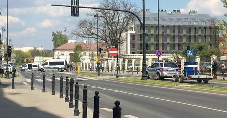 Niewybuch przy placu Litewskim. Objazdy komunikacji miejskiej