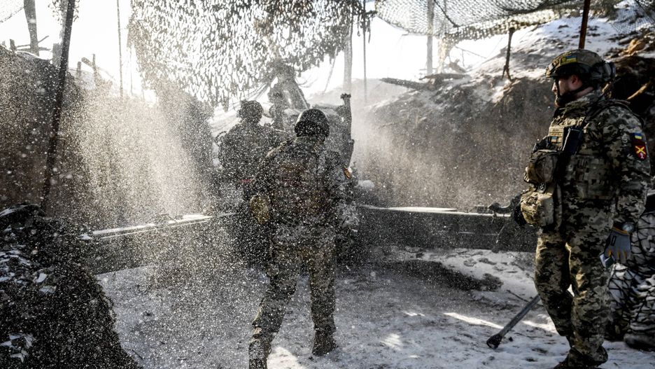 Soldiers of the artillery crew of the 44th Separate Artillery Brigade named after Hetman Danylo Apostol stand by the FH70 howitzer under the falling snow, Zaporizhzhia region, Ukraine, on February 21, 2025 (Photo by Dmytro Smolienko/Ukrinform) 
Dostawca: PAP/UKRINFORM
Dmytro Smolienko
serviceman, soldier, artillery crew, FH70 howitzer, artillery brigade, artilleryman, war in Ukraine, Russian-Ukrainian war, Zaporizhzhia direction, Zaporizhzhia region
