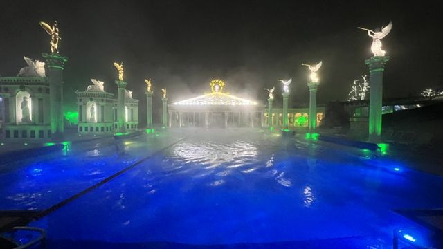 Nocą uzdrowiskowe baseny są pienie podświetlone