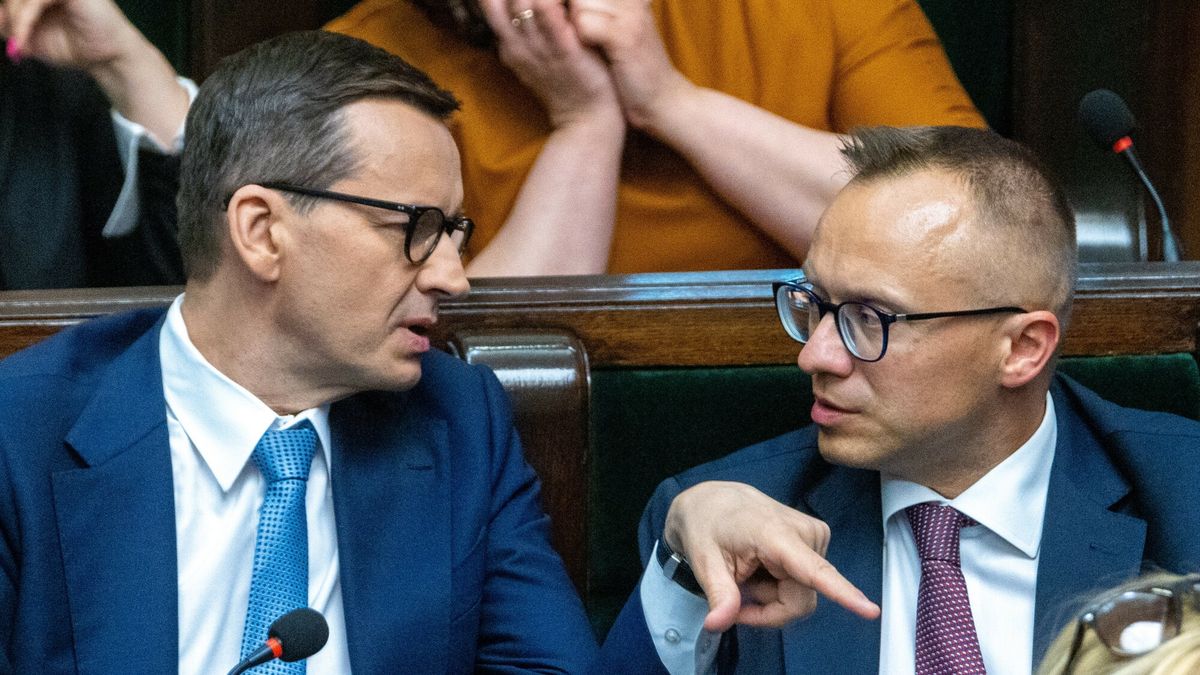 54. posiedzenie Sejmu IX kadencji
12.05.2022 Warszawa Sejm 54. posiedzenie Sejmu IX kadencji  Fot. Andrzej Iwanczuk/REPORTER
n/z: Mateusz Morawiecki, Artur Sobon
Andrzej Iwanczuk/REPORTER