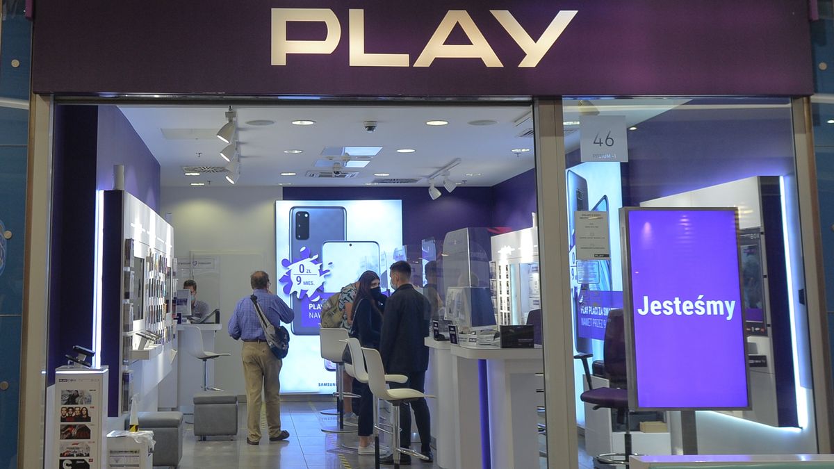 PLAY cell phone store in Krakow.
ILIAD SA, a French provider of telecommunications services, placed an offer for EUR 2.2 billion worth of shares in Play Communications, a leading mobile operator in Poland with over 15 million customers and a 28% market share.
On September 23, 2020, in Krakow, Poland. (Photo by Artur Widak/NurPhoto via Getty Images)